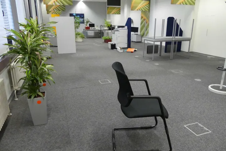 Rauminhalt Büro mit 4x Schreibtisch, elektrisch höhenverstellbar